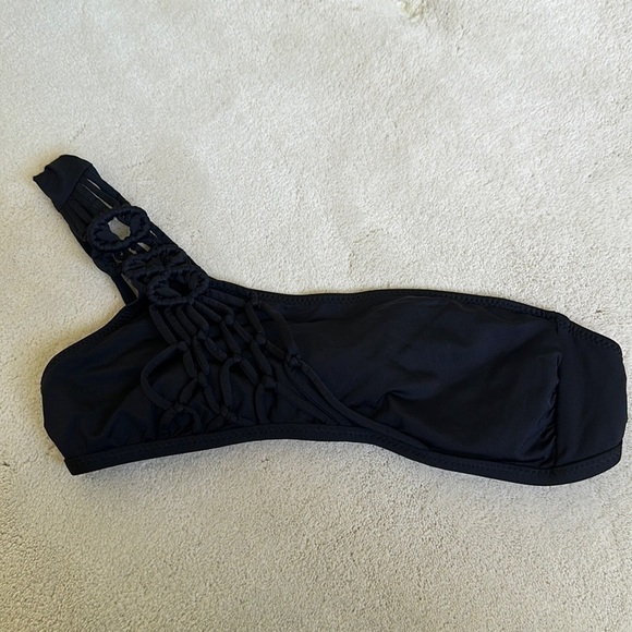 Becca by Rebecca Virtue Black One Shoulder Asymmetrical Macrame Bikini Top - Picture 1 of 5